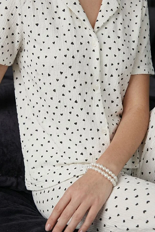 Siyah Kalp Detaylı Bürümçük kumaş Kısa Kollu Pijama Takımı 6066